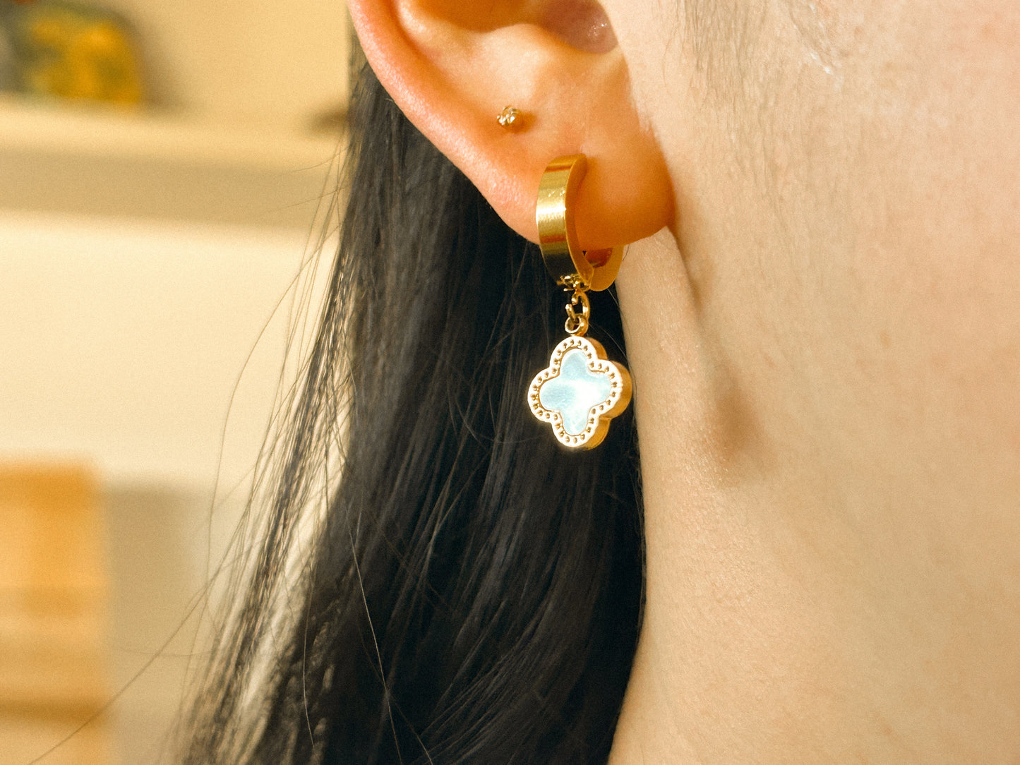 Brinco Trevo Madrepérola