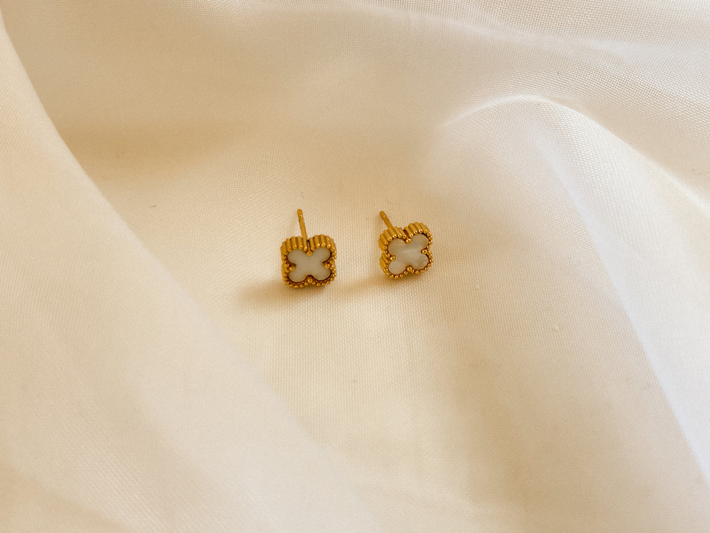 Brinco Mini Trevo Madrepérola