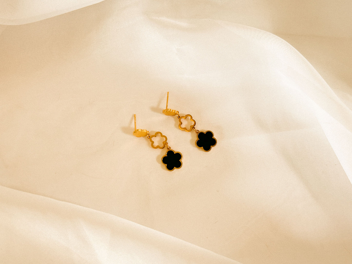 Brinco Trio de Flor Preto