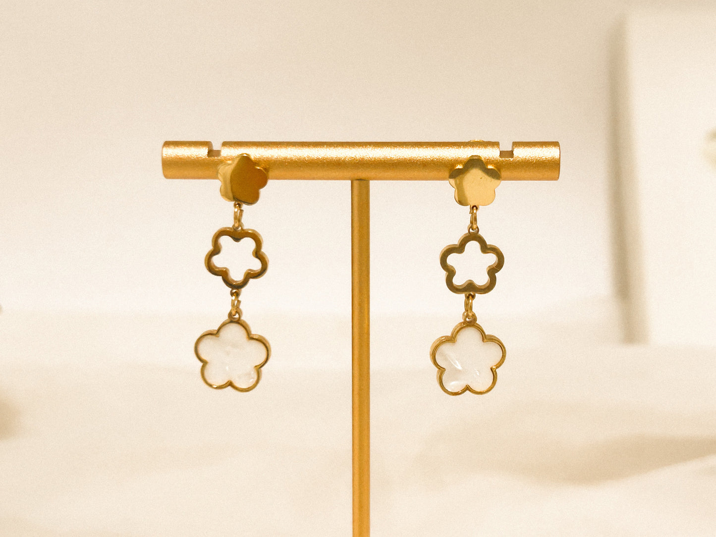 Brinco Trio de Flor Madrepérola