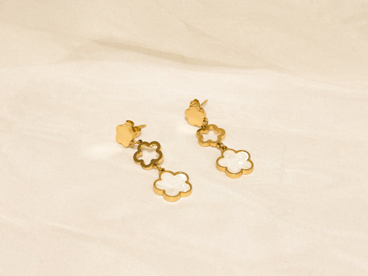 Brinco Trio de Flor Madrepérola