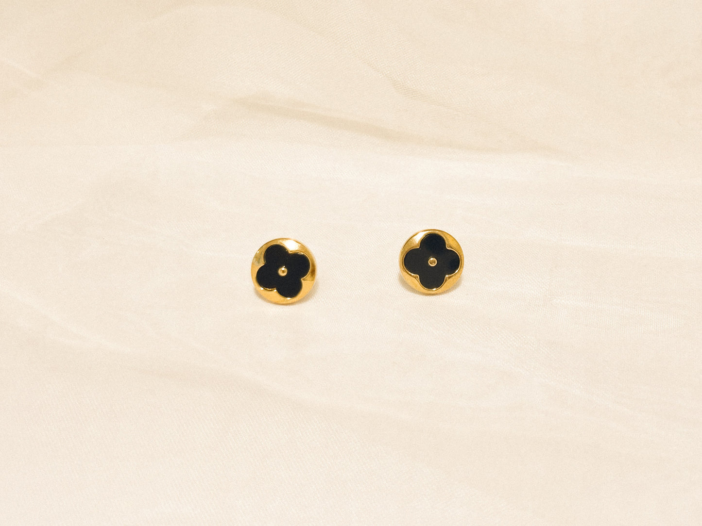 Brinco Mini Trevo Preto Redondo