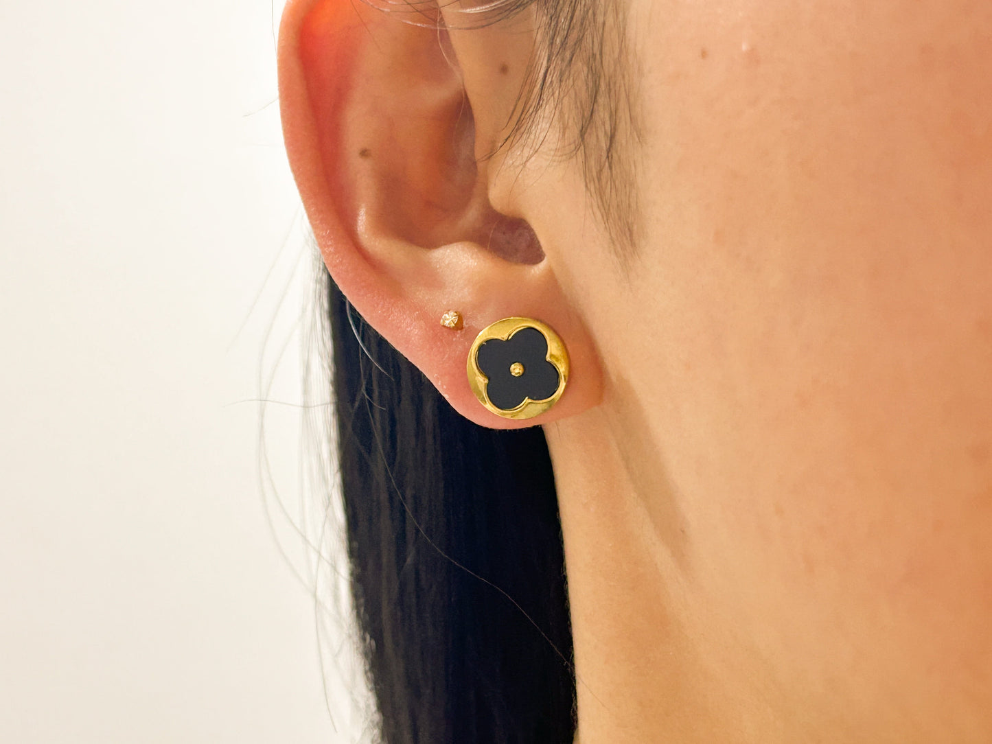 Brinco Mini Trevo Preto Redondo