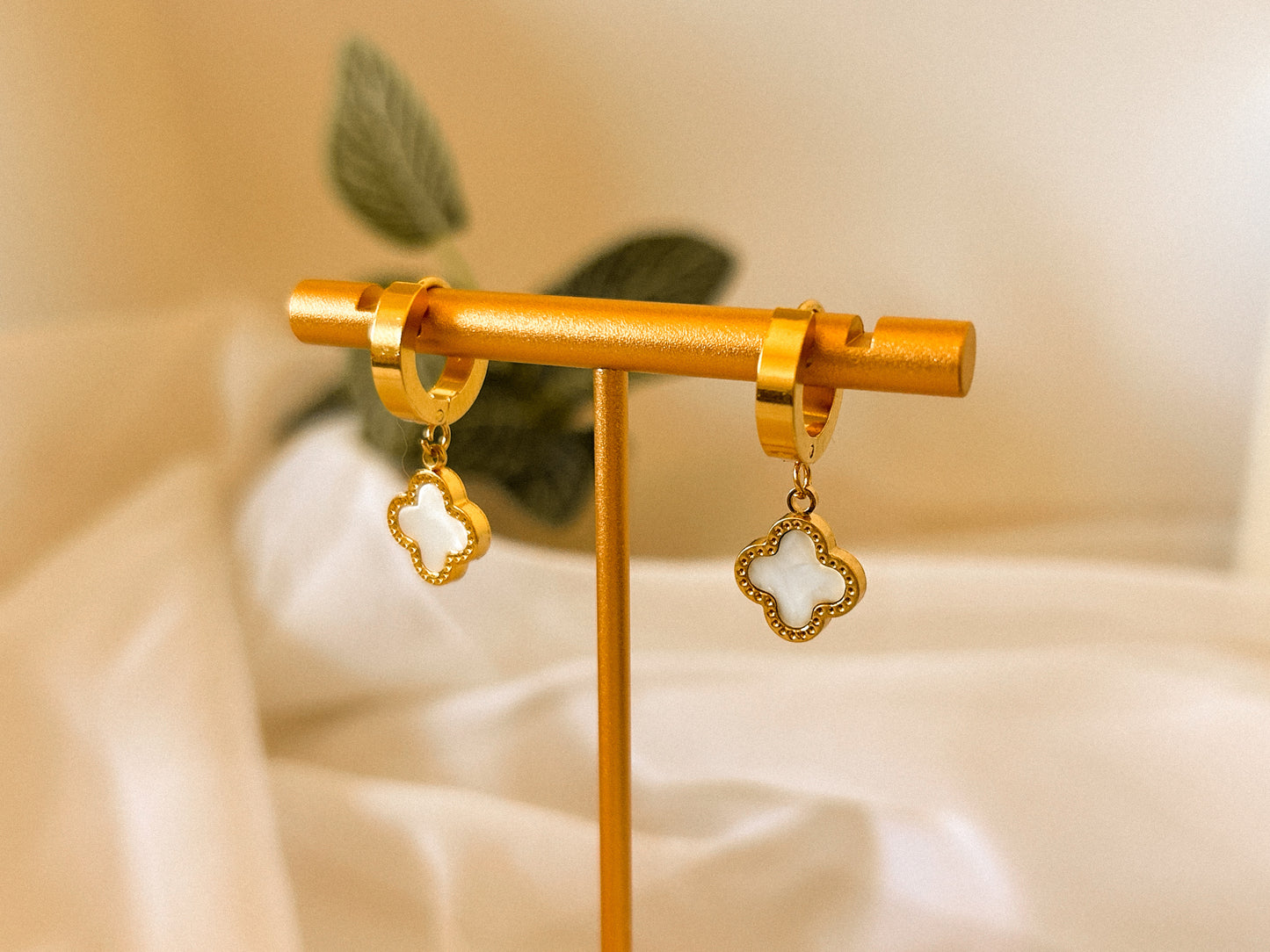 Brinco Trevo Madrepérola