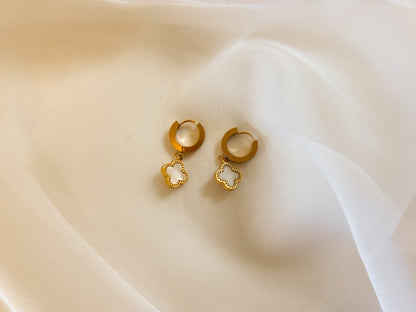 Brinco Trevo Madrepérola