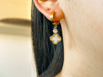 Brinco Trevo Madrepérola com Zircônia