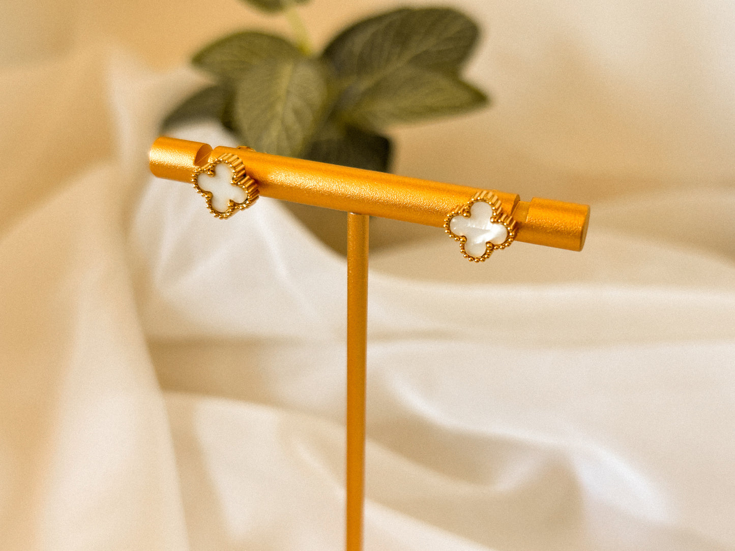 Brinco Mini Trevo Madrepérola