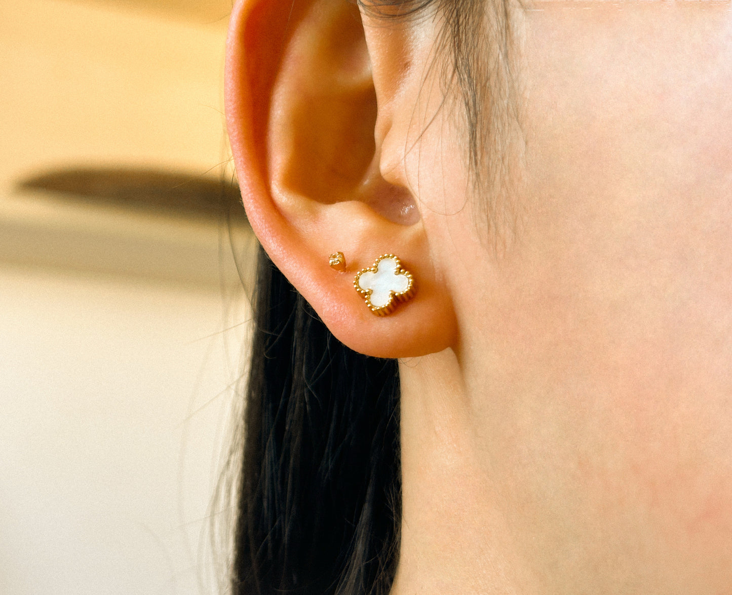 Brinco Mini Trevo Madrepérola