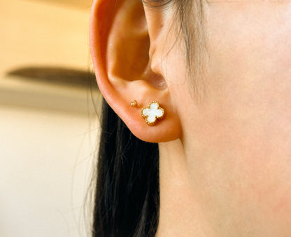 Brinco Mini Trevo Madrepérola