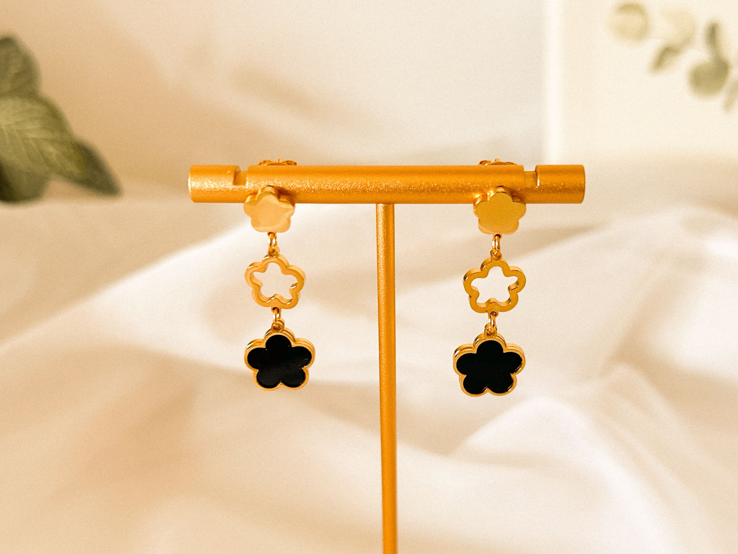 Brinco Trio de Flor Preto