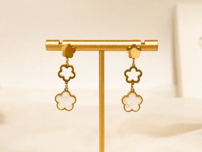 Brinco Trio de Flor Madrepérola