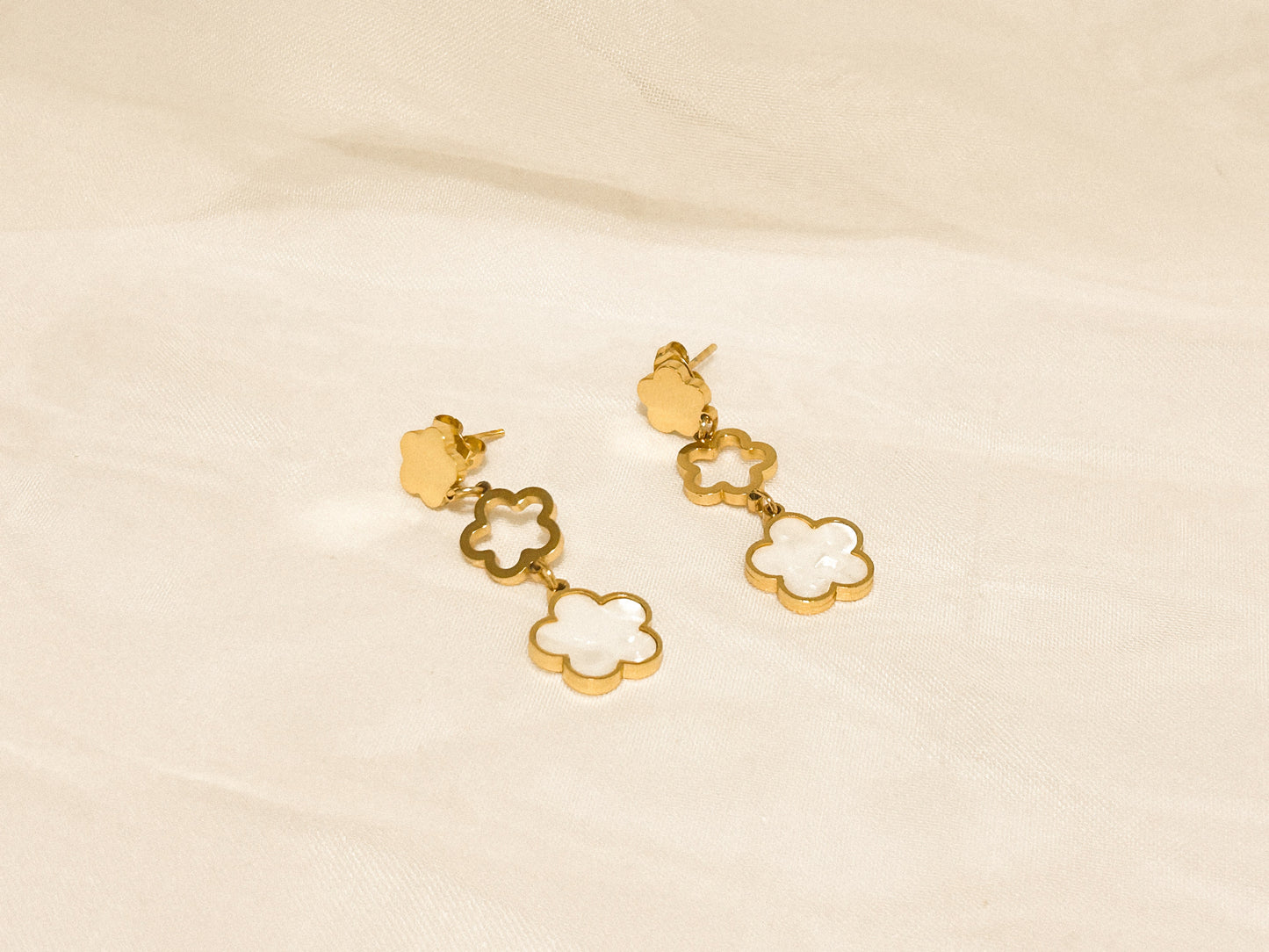 Brinco Trio de Flor Madrepérola