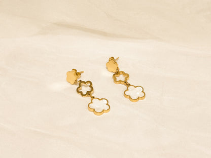 Brinco Trio de Flor Madrepérola