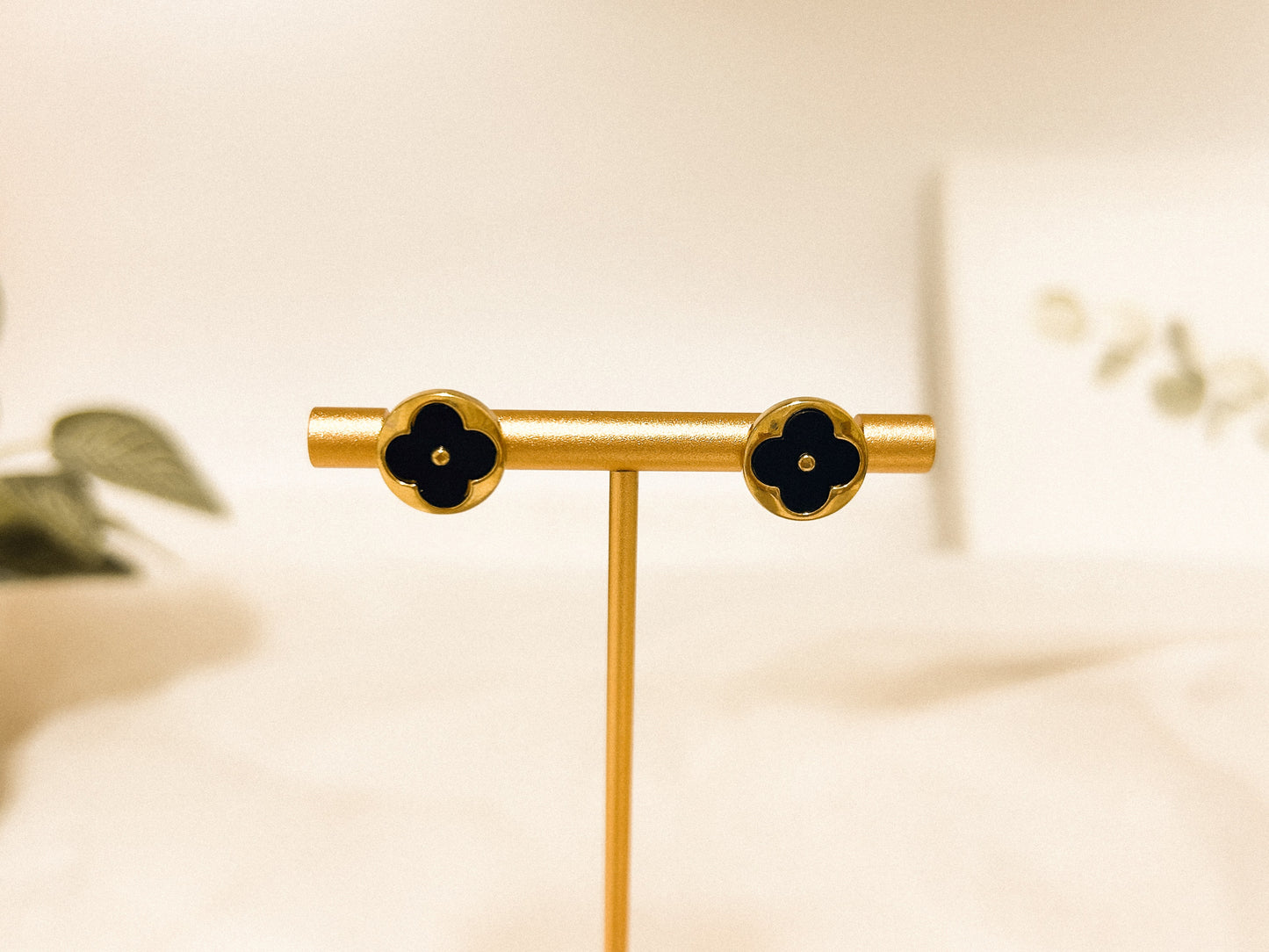 Brinco Mini Trevo Preto Redondo