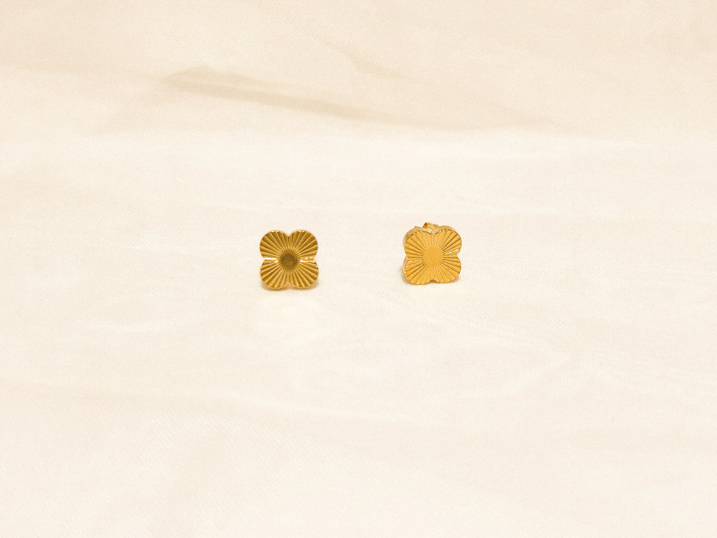 Brinco Mini Trevo Textura