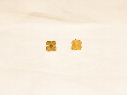 Brinco Mini Trevo Textura