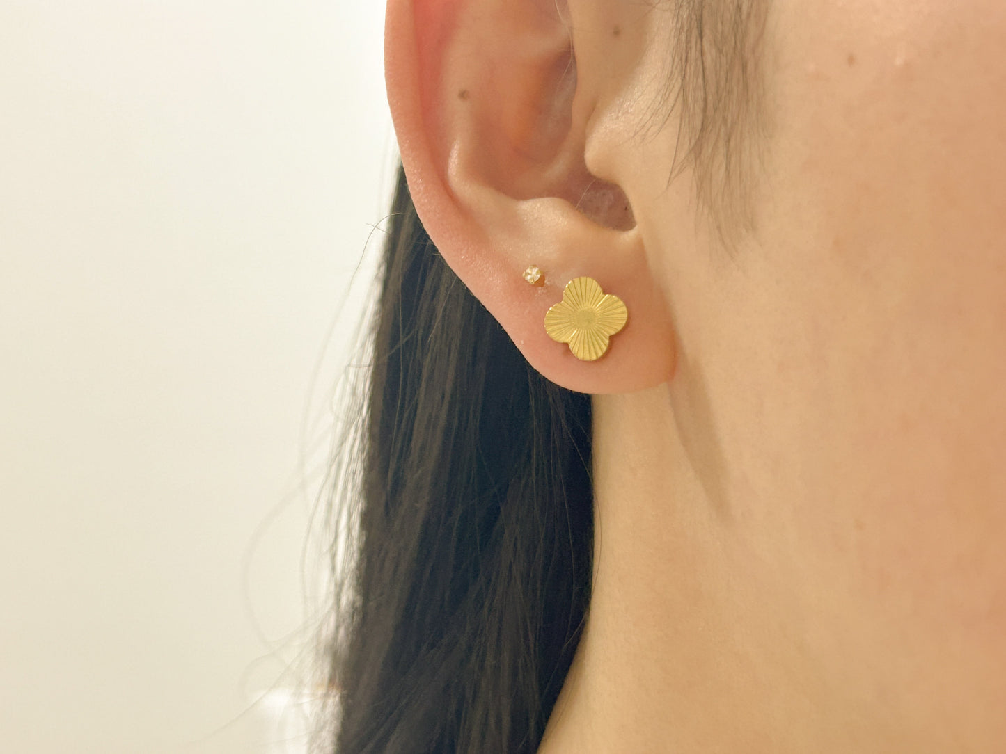 Brinco Mini Trevo Textura