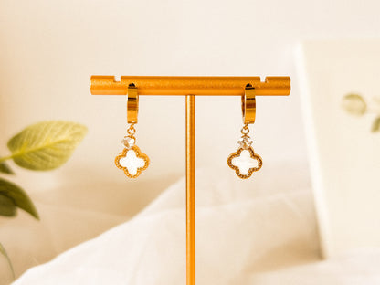 Brinco Trevo Madrepérola com Zircônia