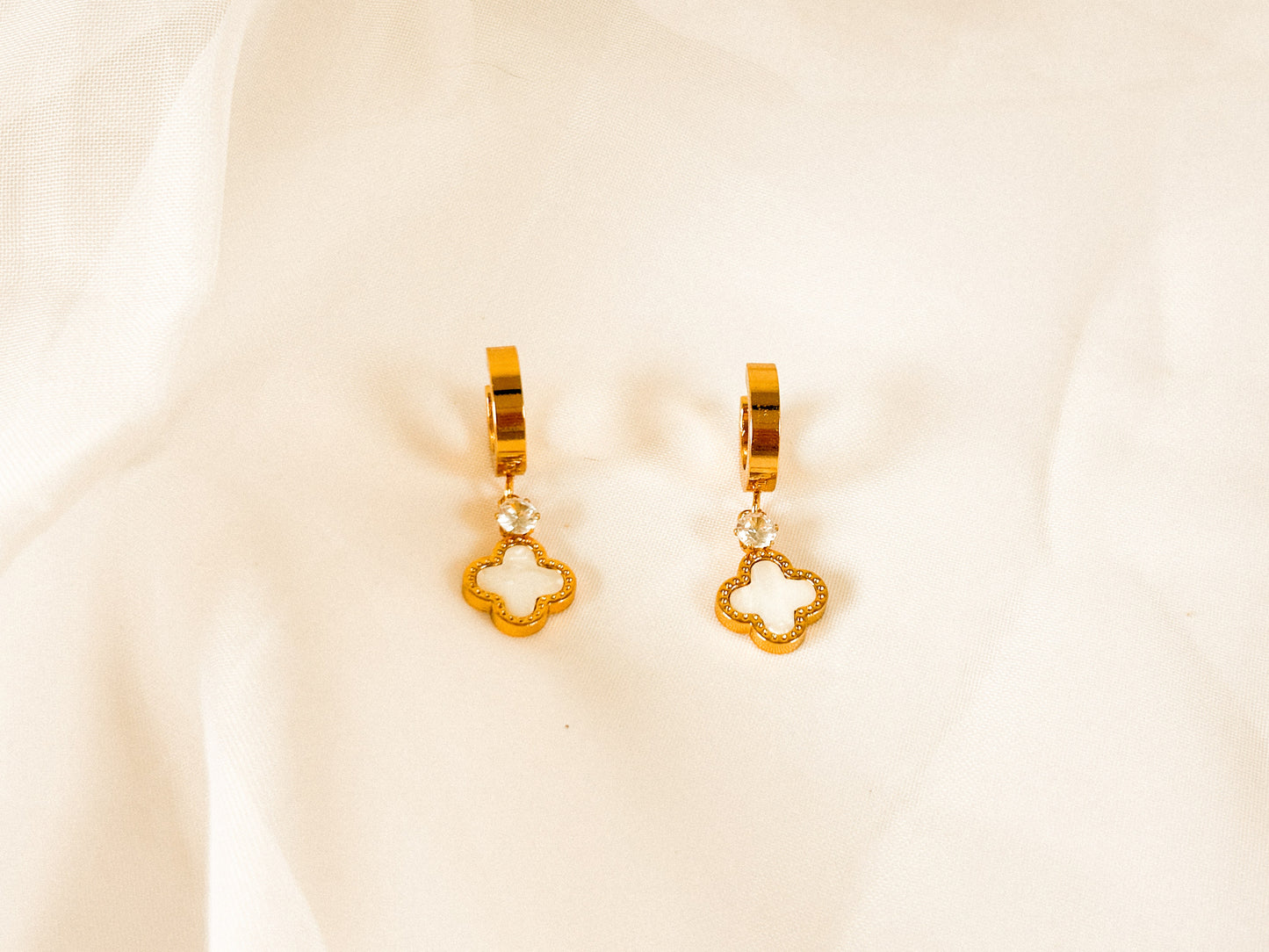 Brinco Trevo Madrepérola com Zircônia